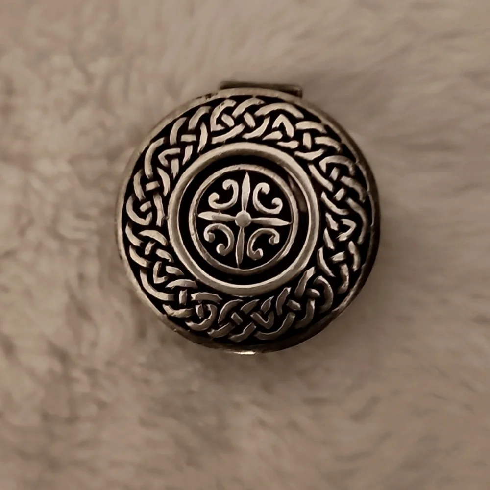 Silver 925 small Trinket box celtic design 1/2 by 1/2